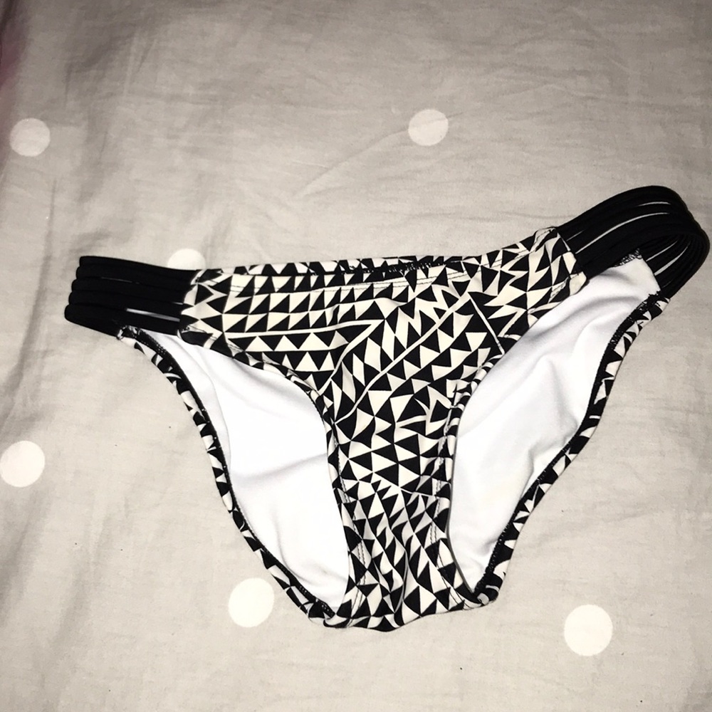 Black and white patterned bathing suit bottoms
